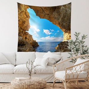 Détail d'une tapisserie bohème montrant une vue de grotte sur l'océan bleu et le ciel