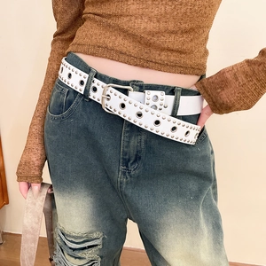 Détails de ceinture blanche en cuir punk avec œillets argentés et rivets métalliques