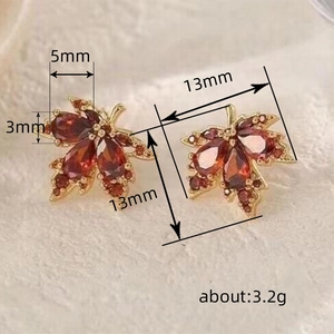 Boucles d'oreilles feuille d'érable dorées avec gemmes rouges et taille 13mm x 13mm