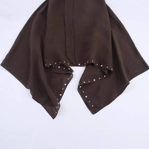 Haut poncho décontracté marron foncé avec détails de rivets argentés et strass ronds
