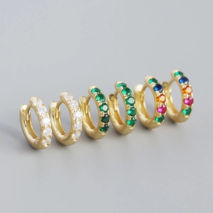 Vue détaillée de créoles en argent S925 plaqué or avec pierres de zircone multicolores