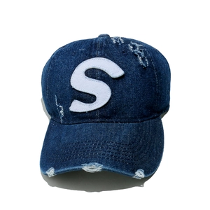 Nahaufnahme der Vintage Denim-Baseballkappe mit weißem S-Buchstaben-Patch-Stickerei