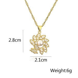 Dettaglio pendente fiore dorato con perle e zirconi, misura 2,8x2,1 cm, peso 6g