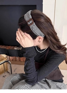 Détail du serre-tête vintage à carreaux noir et blanc avec boucle en résine sur mannequin
