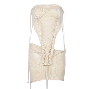 Detail der Strickstruktur des ausgehöhlten bauchfreien Tops und Minirock-Sets in Creme