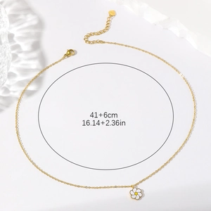 Collier en acier inoxydable doré avec pendentif marguerite en émail blanc et cœur