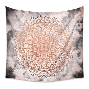 Détail de la texture du motif mandala et de l'impression métallique or rose sur la tapisserie