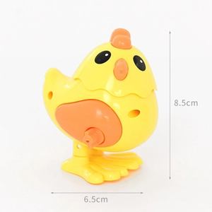Détail du poussin mécanique avec dimensions indiquées de 8,5 cm de hauteur et 6,5 cm