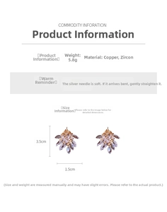 Vue macro de boucles d'oreilles à pompons géométriques avec détails en zircon de 3,5 cm