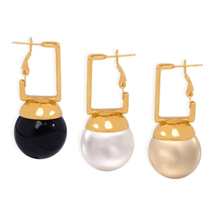 Boucles d'oreilles dorées avec pendentifs boules noirs blancs et champagne de design