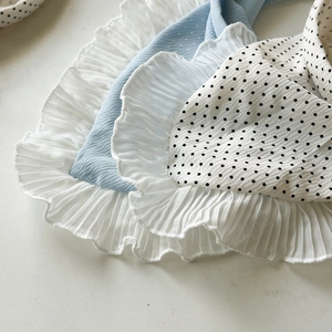 Détail du motif à pois et de la dentelle à volants sur un accessoire de bandeau élégant
