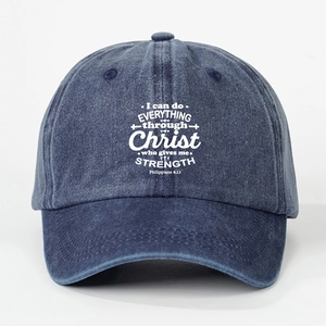 Dettaglio della stampa del testo religioso bianco sul cappello in denim blu lavato