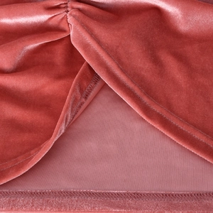 Vue macro détaillée du tissu en velours rose avec une texture lisse et des coutures fines