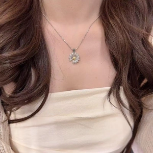 Collier élégant marguerite de style coréen avec diamants et chaîne réglable