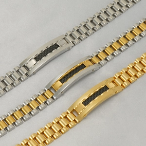 Détail de bracelets pour hommes en acier inoxydable avec inserts en fibre de carbone