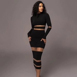 Détail d'un élégant ensemble noir deux pièces avec mesh transparent et manches longues