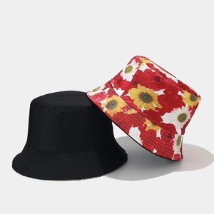 Gros plan du chapeau bob réversible en noir et motif floral de tournesols éclatants