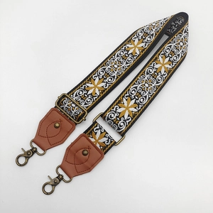 Correa bordada de estilo étnico con extremos de cuero marrón y ganchos de metal bronce