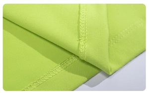 Gros plan sur les coutures et la texture du sweat-shirt en coton vert fluo durable