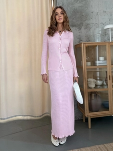 Ensemble en tricot rose côtelé avec cardigan à manches longues et jupe longue moulante