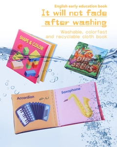 Livre en tissu lavable pour bébé immergé dans l'eau montrant sa matière durable et réutilisable