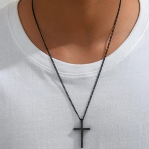 Minimalistische schwarze Kreuzkette aus Edelstahl, von einem Modell getragen