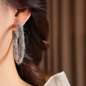 Orecchini a cerchio in lana grigia fatti a mano dal design minimalista retrò