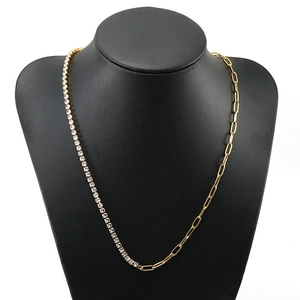 Collier en acier doré à maillons trombones et demi-chaîne sertie de zircons carrés
