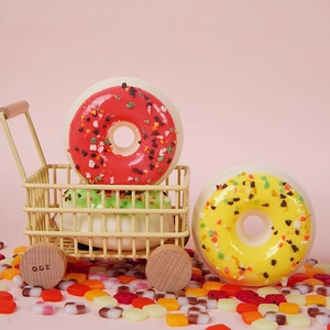 Beignets artificiels en PU coloré dans un chariot décoratif pour vitrine et fête