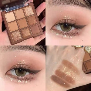 Vue détaillée de la palette d'ombres à paupières 9 couleurs avec tests de teintes mats et irisés