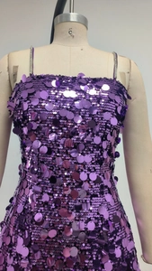 Detail eines lila Pailletten-Minikleides mit glänzenden Scheiben für Party-Outfits