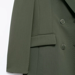 Blazer croisé vert armée avec poches à rabat et tissu texturé de qualité