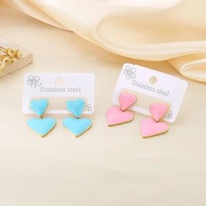 Détail des boucles d'oreilles cœur en acier plaqué or 18k avec émail rose et bleu