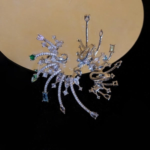 Vue détaillée d'une boucle d'oreille en argent avec zircons blancs et pierres colorées