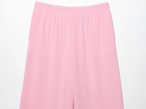 Détail du pantalon large rose montrant la taille élastique et la texture du tissu
