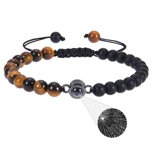 Nahaufnahme der Projektionsperle mit Ich Liebe Dich in 100 Sprachen auf dem Armband