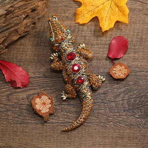 Luxuriöse Krokodil Brosche aus Vintage Goldlegierung mit Strasssteinen und roten Juwelen