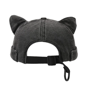 Vue arrière du bonnet oreilles de chat en denim délavé gris foncé avec sangle réglable