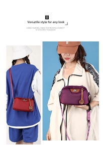 Dettaglio di borse a tracolla in nylon leggero bordeaux e viola con tiranti in pelle