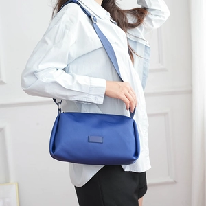 Bolso bandolera de nailon azul oscuro para mujer con correa ancha y acabado brillante