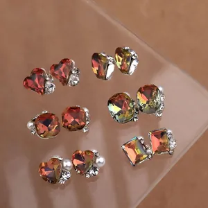 Maillard-stijl nagelkunstkristallen met hartvormen, parels en fonkelende strasstenen