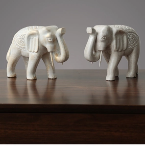 Détails des figurines d'éléphants en résine ivoire avec des sculptures florales dorées