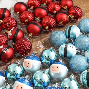 Lot de 12 boules de Noël peintes aux finitions mates et pailletées sur fond de bois naturel