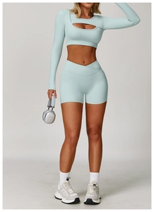 Detailansicht des blassminzgrünen Gym-Sets mit Cut-Out-Oberteil und V-Taille Yoga-Shorts