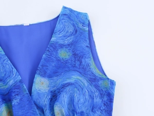 Dettaglio di un abito in organza senza maniche con scollo a V e stampa notte stellata
