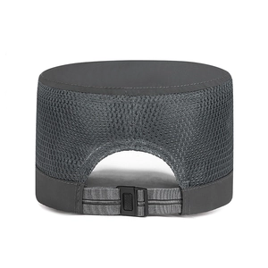 Casquette plate en mesh gris foncé respirante avec boucle réglable vue arrière sur blanc