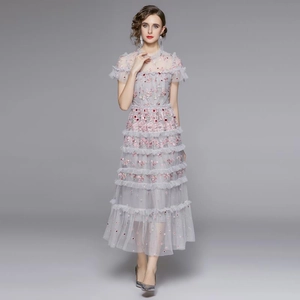 Elegantes graues Netzkleid mit floraler Stickerei und gestuftem Tüllrock in Midilänge