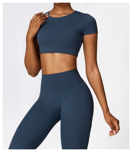 Detailansicht eines hochelastischen graublauen Yoga-Sets mit Kurzarm-Top und High-Waist-Hose