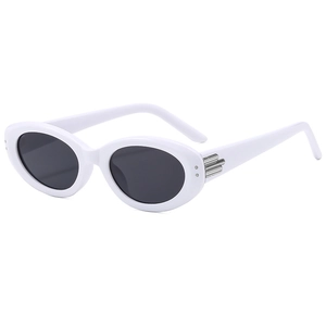 Lunettes de soleil rétro à monture ovale blanche avec verres foncés et accents argentés