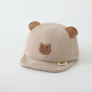 Gros plan sur la casquette bébé en velours côtelé avec oreilles d'ours brodées